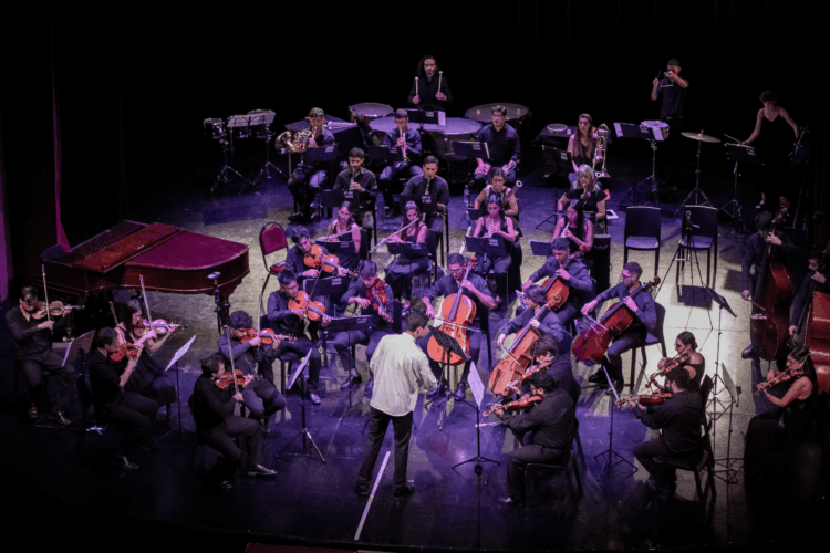 La Orquesta Filarmónica de Córdoba es un proyecto independiente conformado por más de 40 músicos residentes en la ciudad.