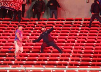 Tensión y violencia: hinchas de Independiente y U. de Chile se enfrentaron en las tribunas