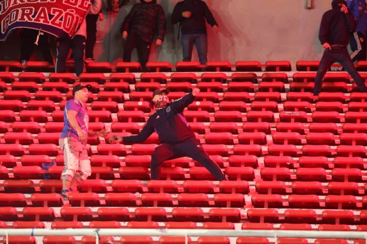 Los incidentes comenzaron en la tribuna Pavoni Alta, donde estaba la hinchada de la U. de Chile.