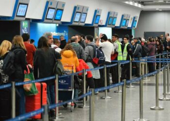 Cayó la cantidad de turistas visitantes y la salida de argentinos marcó récord en julio