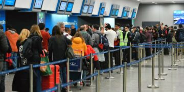 Cayó la cantidad de turistas visitantes y la salida de argentinos marcó récord en julio