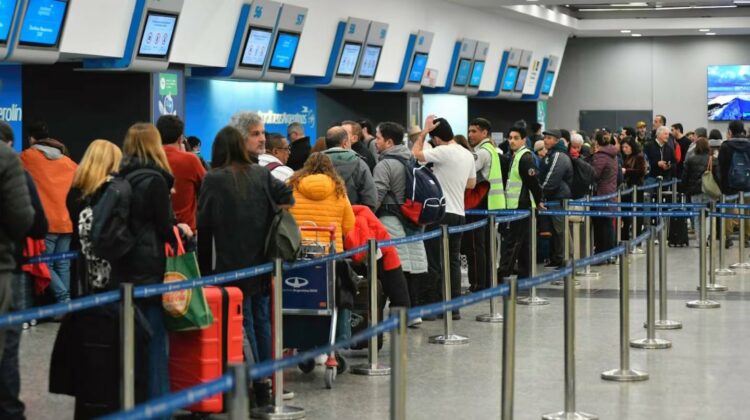 En julio, los ingresos de turistas extranjeros cayeron un 16%, mientras que las salidas de argentinos al exterior marcaron un récord desde 2017, según INDEC.