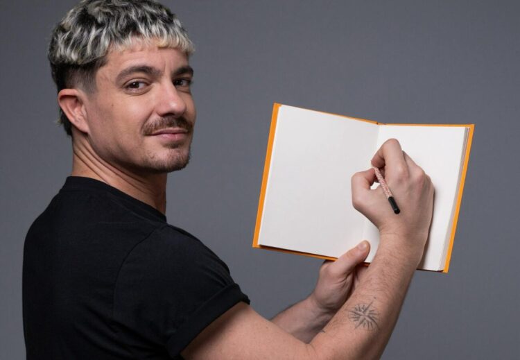 Facundo Gambandé es actor, bailarín y cantante. Actuó en series como "Violetta" y "Por amarte así".