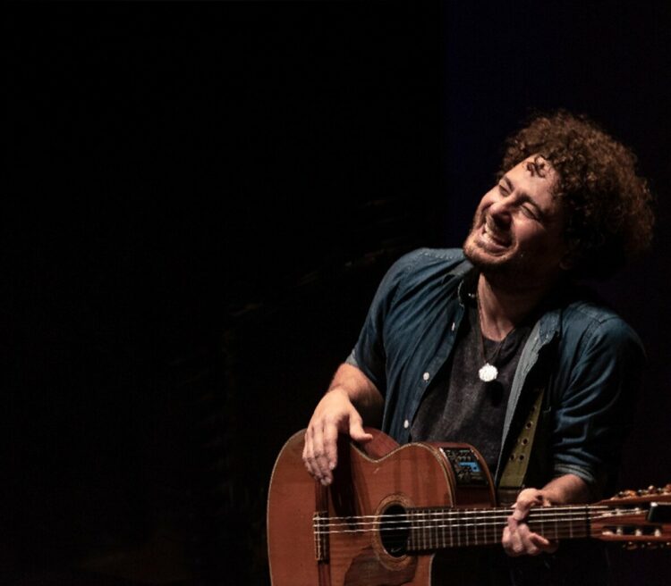 Raly Barrionuevo nominado por su disco "Mujeres caminantes".