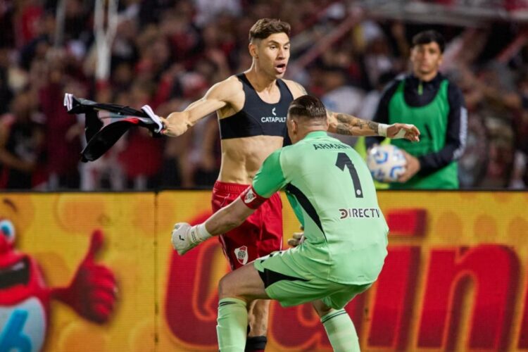 Franco Armani y Gonzalo Montiel celebran el último tanto de la serie, que clasificó a River a cuartos de final.