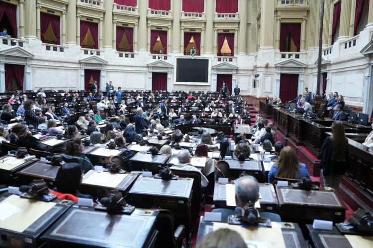 Diputados: Rindieron examen los aspirantes a la Defensoría del Menor.