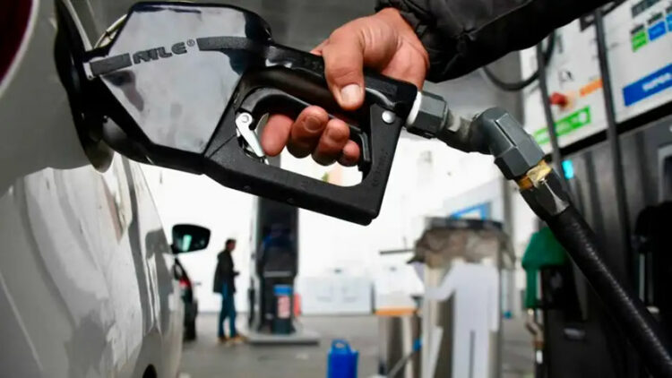 La Cámara de Diputados avanzó con un dictamen que redistribuye el impuesto a los combustibles entre provincias, Nación y Anses, mientras se eliminan fondos fiduciarios; el proyecto ahora espera su tratamiento en el recinto.