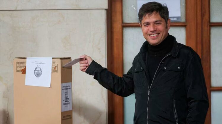 El kicillofismo celebró una amplia victoria en La Plata, mientras la militancia kirchnerista se concentró frente a la residencia de Cristina Kirchner, siguiendo con cautela los resultados de las elecciones provinciales.