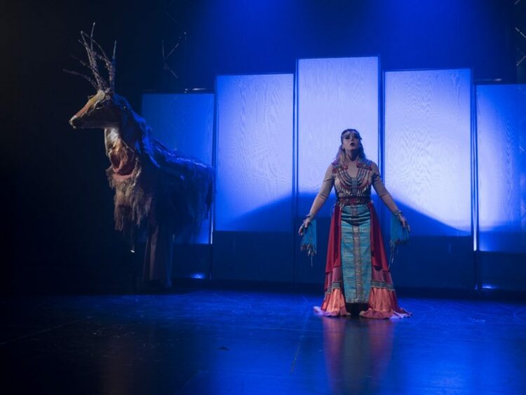 La obra "Los días del venado" se presenta en el Teatro Real este domingo.