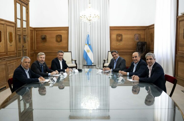 Guillermo Francos, Luis Caputo y Lisandro Catalán atendieron los reclamos de Alfredo Cornejo, Rogelio Frigerio y Leandro Zdero.