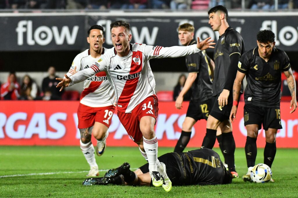 River le ganó a Estudiantes y es líder de su grupo