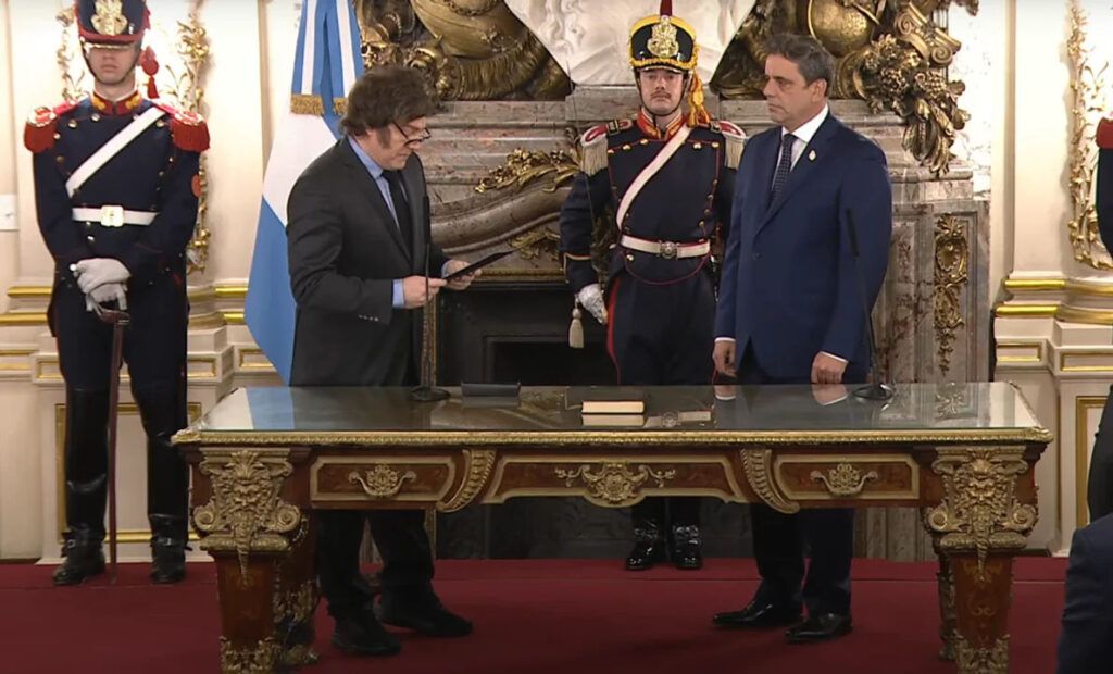 Milei le tomó juramento al nuevo ministro del Interior Lisandro Catalán