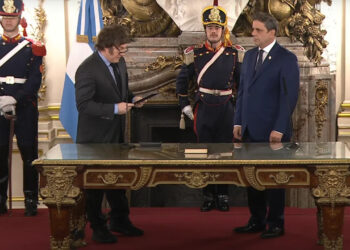 Milei le tomó juramento al nuevo ministro del Interior Lisandro Catalán