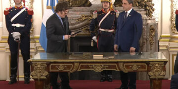 Javier Milei le tomó juramento a Lisandro Catalán.