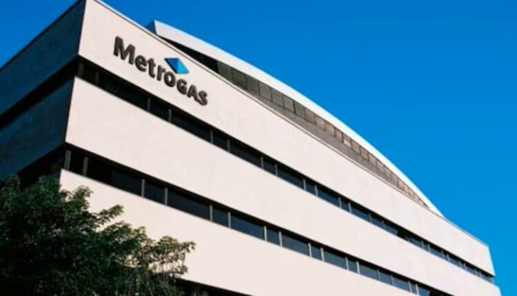La empresa Metrogas, principal distribuidora de gas natural del país, anunció que logró refinanciar parte de su deuda mediante un préstamo sindicado de $88.770 millones otorgado por los bancos ICBC y Galicia. La operación forma parte de un proceso de saneamiento financiero que allana el camino para que YPF, accionista mayoritario, concrete la venta de su participación en la compañía.

Con estos fondos, Metrogas saldará obligaciones pendientes con ICBC y Banco Macro —correspondientes a un crédito original de US$250 millones tomado en 2018—, así como deudas comerciales con Energía Argentina (Enarsa) y con la propia YPF. Desde 2020, la compañía había iniciado un proceso de pesificación de esa deuda con el objetivo de adecuar sus pasivos a la moneda de sus ingresos.

El préstamo deberá devolverse en nueve cuotas trimestrales hasta noviembre de 2027, con una tasa de interés del 66% nominal anual (90% efectiva). En paralelo, la empresa ya abonó a YPF $33.000 millones en efectivo y prevé cancelar el resto en octubre. Con Enarsa, en tanto, acordó el pago del 50% de la deuda al contado y el saldo a 26 meses, bajo un esquema de amortización creciente.

La distribuidora, cuya concesión vence en diciembre de 2027 pero con posibilidad de prórroga hasta 2047, se encuentra en un proceso de revisión regulatoria. En ese contexto, la reestructuración financiera se interpreta como un paso clave para la futura desinversión de YPF en el sector.