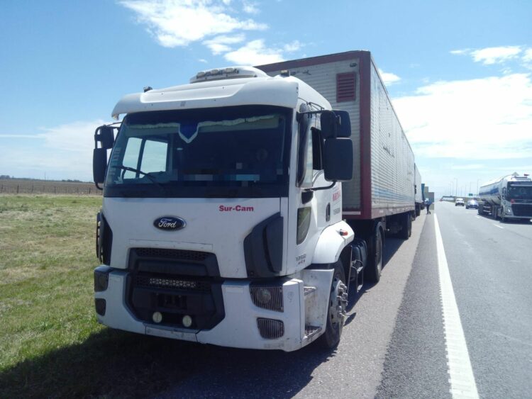 Un camionero murió tras ser embestido por otro camión en la Autopista Córdoba-Rosario.