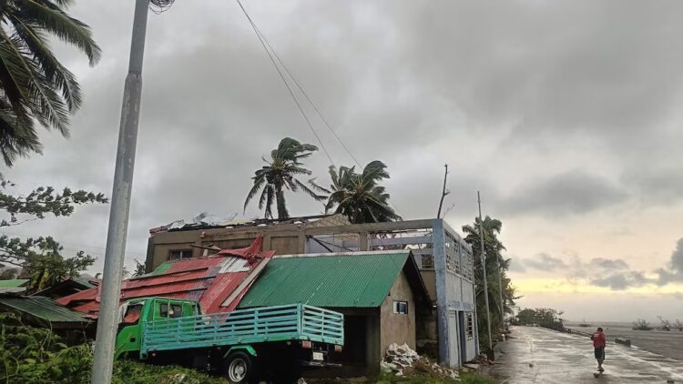 Las autoridades confirmaron daños materiales significativos y una veintena de muertos.