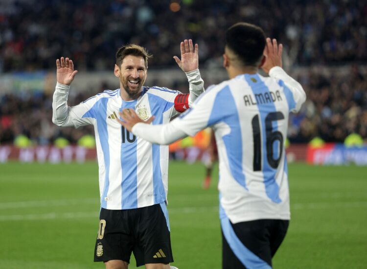 El capitán celebra el tercer gol del partido junto a Thiago Almada.