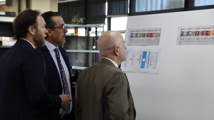 Autoridades de la Justicia Electoral en Córdoba analizaron el diseño de la Boleta Única de Papel.