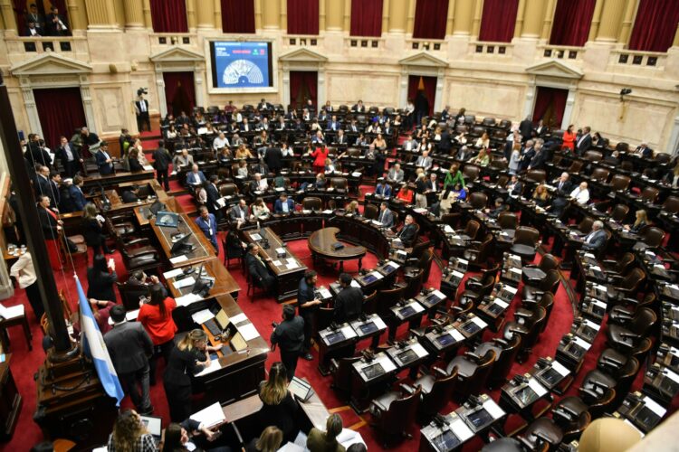 Tras obtener el dictamen, los bloques opositores pueden pedir una sesión para tratar de convertir en ley la iniciativa.