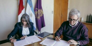 Jhon Boretto y Silvana María Ferrer en la firma del convenio.