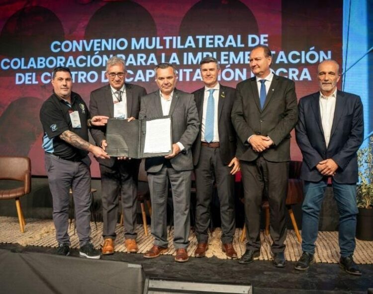 Acuerdan la creación de un centro de capacitación para trabajadores de la construcción.