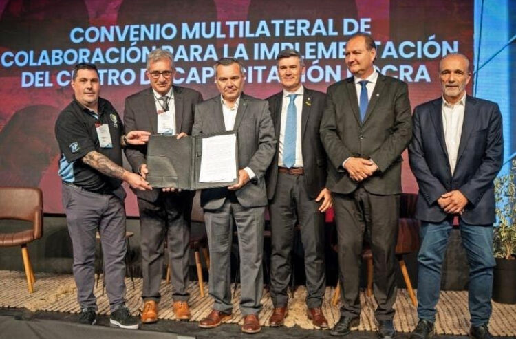 Autoridades provinciales, municipales y representantes de UOCRA y CAMARCO firmaron el convenio para la creación del Centro de Capacitación de trabajadores de la construcción en Córdoba.