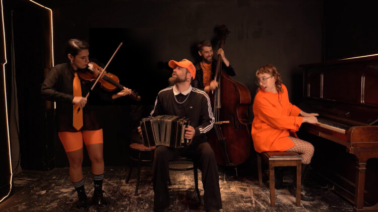 El cuarteto está formado por Noelia Sinkunas (piano y voz), Nacho Santos (bandoneón), Carolina Rodríguez (violín) y Julia Subatín (contrabajo).