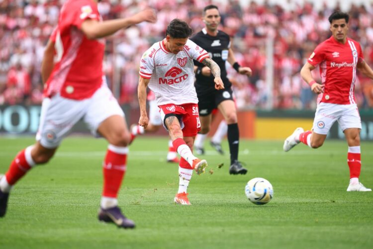 De penal, Instituto se pone arriba y vence a Argentinos Juniors 1-0