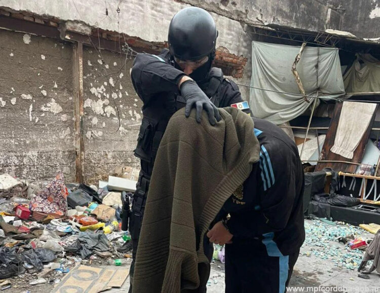 Como resultado del allanamiento, fueron secuestradas dosis de cocaína, $196.800 y otros elementos de interés para la causa.