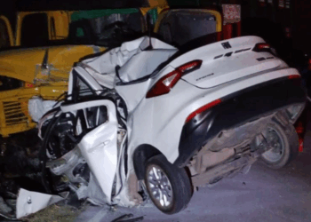 Dos jóvenes murieron en un choque entre un auto y un camión en La Tordilla. Imágenes de los vehículos tras el choque.