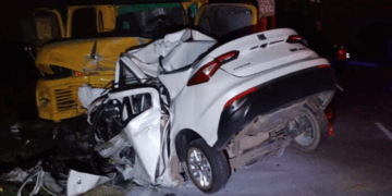 Dos jóvenes murieron en un choque entre un auto y un camión en La Tordilla. Imágenes de los vehículos tras el choque.