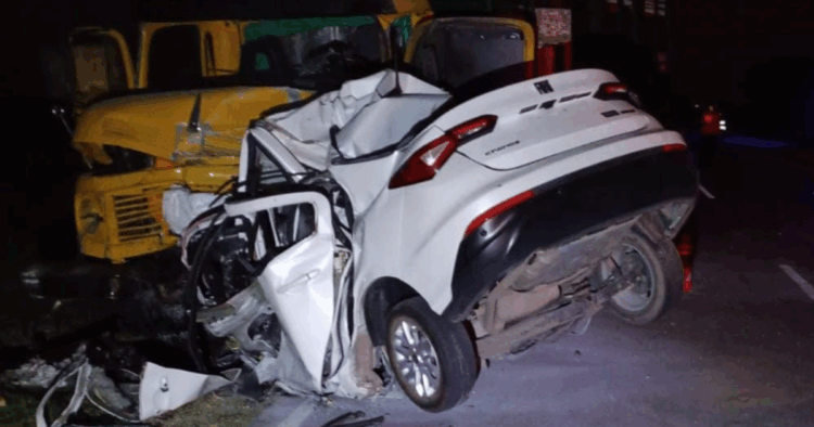 Dos jóvenes murieron en un choque entre un auto y un camión en La Tordilla. Imágenes de los vehículos tras el choque.