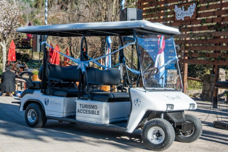 El vehículo es liviano y de alimentación eléctrica, de seis plazas.