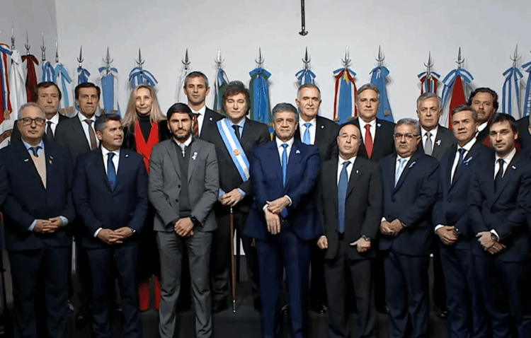 Milei junto a los gobernadores en el inicio de su gestión.
