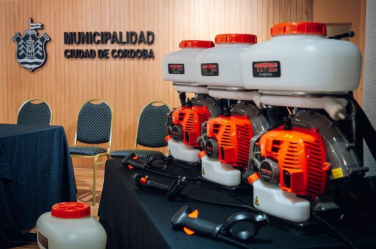 Mochilas pulverizadoras con motor a explosión.