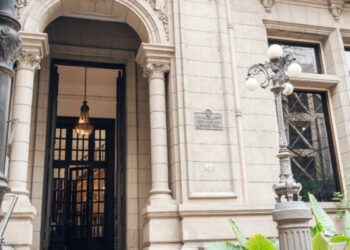 Está compuesta por dibujos de variados formatos, algunas esculturas y múltiples intervenciones.