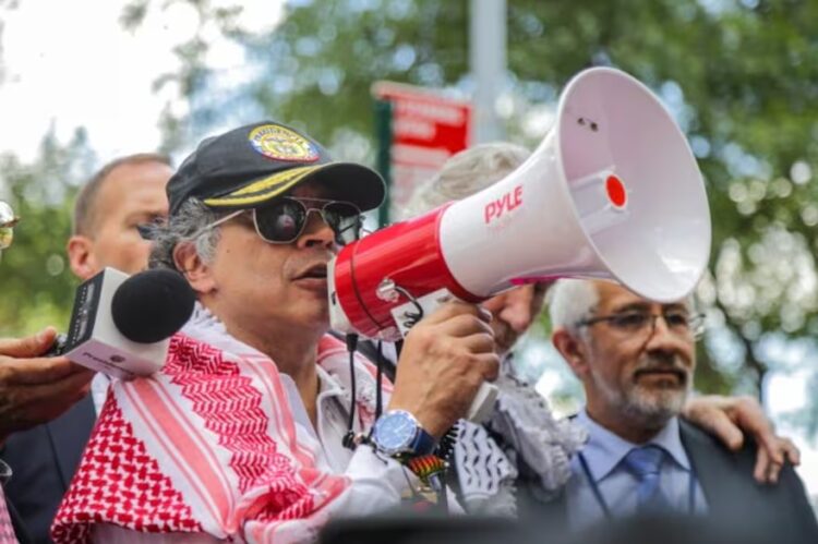 Durante la manifestación, Petro llamó a conformar un "ejército de la salvación del mundo".