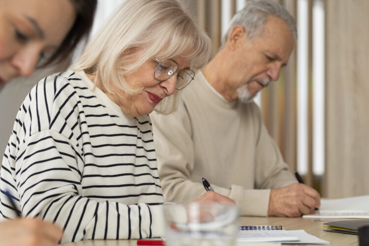 Adultos mayores estudiando.
