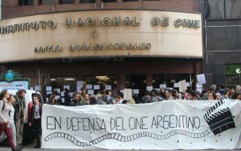 Protesta frente al INCAA contra el cierre de Cine Ar