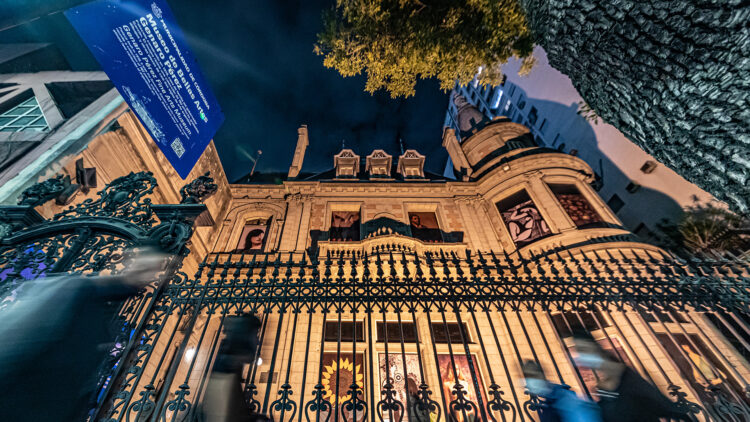 El Museo de Bellas Artes Genaro Pérez Se inauguró en 1910 como casa de familia y su propietario fue el Dr. Felix Tomás Garzón.