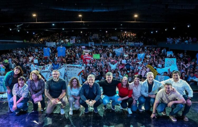 Llaryora encabezó un encuentro con más de 5.500 trabajadores de la economía popular.