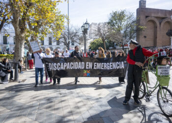 Inversión social en Córdoba: el desafío de proteger derechos en tiempos de crisis. Imagen: personas en manifestación en apoyo a la ley de emergencia en discapacidad.