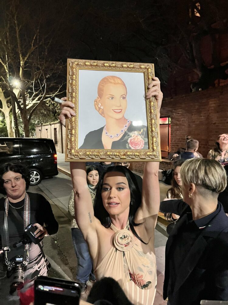 Katy Perry llegó a la Argentina y levantó un retrato de Eva Perón Katy Perry