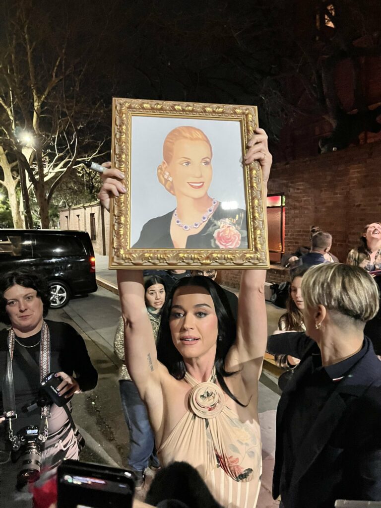 Katy Perry llegó a la Argentina y levantó un retrato de Eva Perón Katy Perry