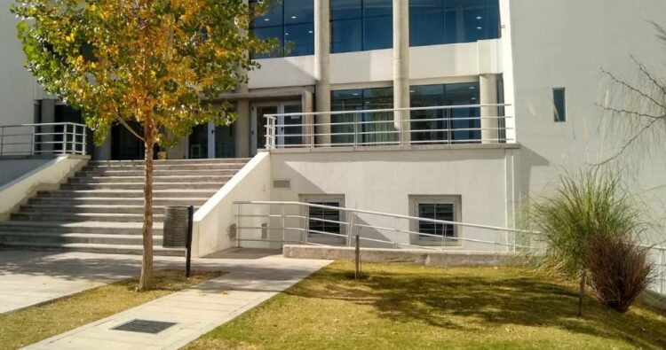 El tribunal consideró que la obligación de prestar asistencia médica lleva implícita el deber tácito de dar seguridad al paciente.