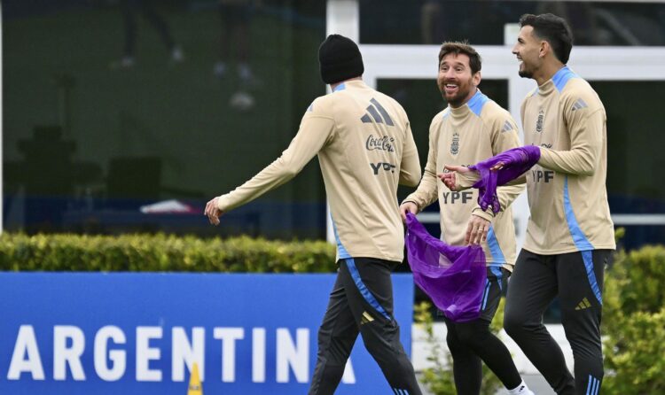Lionel Messi, Leandro Paredes y Rodrigo De Paul.