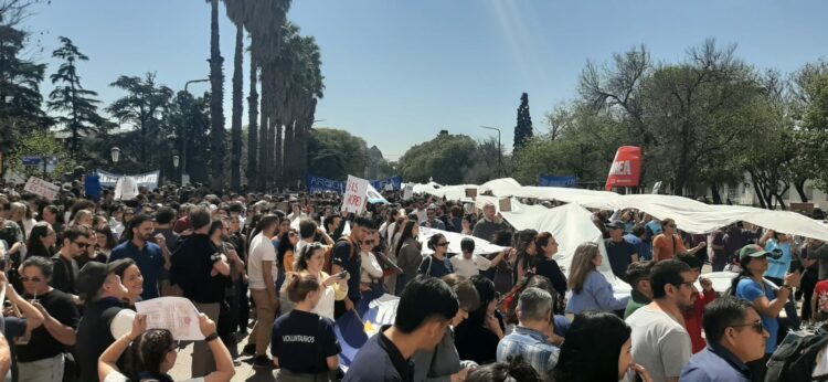 Banderazo en Pabellón Argentina, UNC. Foto: Martín Iparraguirre (Hoy Día Córdoba).