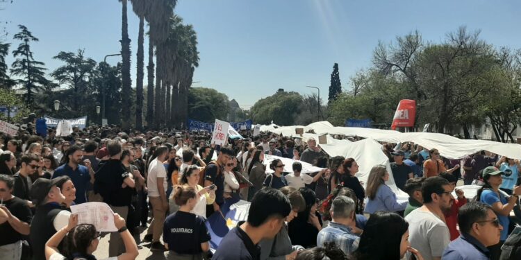 Banderazo en Pabellón Argentina, UNC. Foto: Martín Iparraguirre (Hoy Día Córdoba).