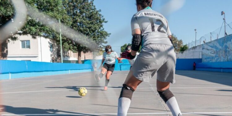 Entrenamiento de la Selección Argentina femenina de fútbol para personas con discapacidad visual.